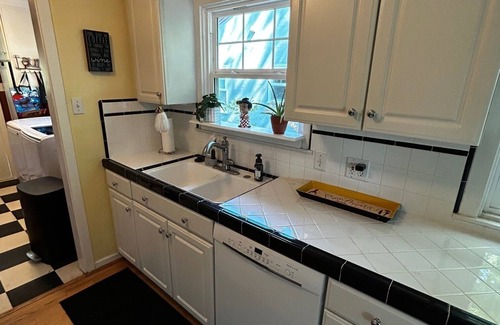 East Sacramento House | Charming 3-bedroom cottage in East Sacramento!