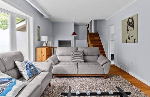 Clarkson-Lorne Park House | Charming 3-Bedroom House with Expansive Backyard - Adorned with Majestic Trees