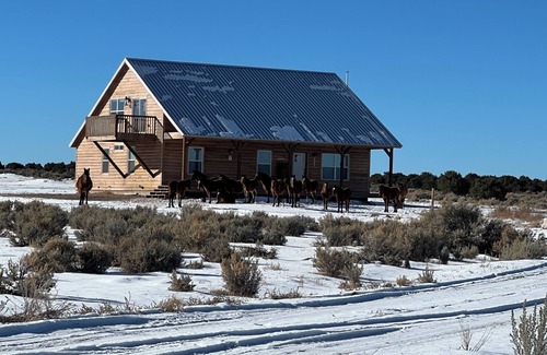 San Luis Cabin | Charming 3-bedroom cabin in wonderful Wild Horse Mesa