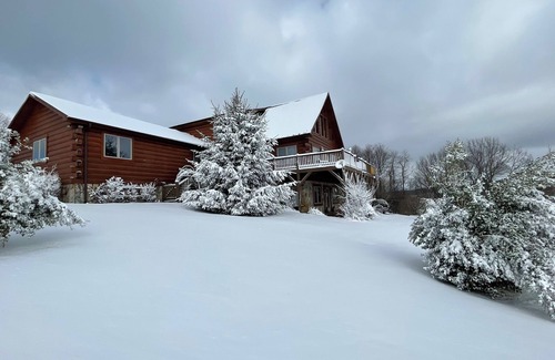 Piper Gap Cabin | Charming 3-bedroom cabin in Woodlawn with WiFi and AC