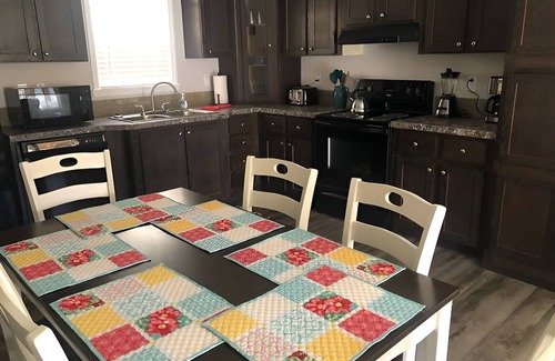 Candler Cabin | Charming 3-bedroom cabin with AC and WiFi