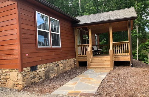 Candler Cabin | Charming 3-bedroom cabin with AC and WiFi