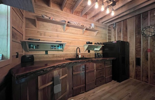Wetmore Cabin | Charming 3-bedroom cabin with WiFi and AC in delightful Wetmore