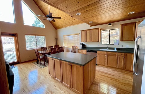 Christopher Creek Hotel | Charming 3-bedroom cabin house with WiFi and AC in lovely Christopher Creek