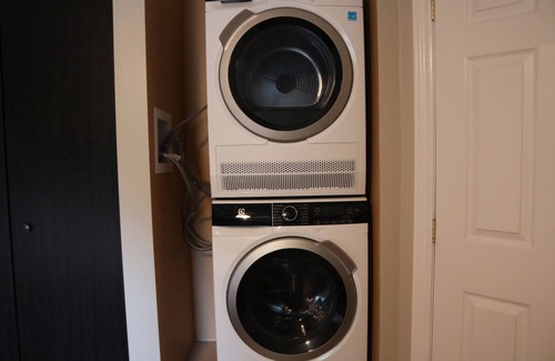 Rideau Heights House | Charming 3 Bedroom Clean Unit!