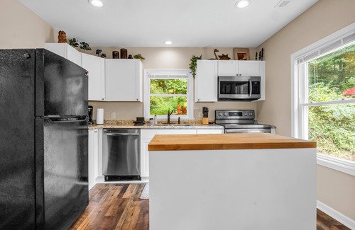 The Peaks at Lake Lure Cottage | Charming 3-Bedroom Cottage – Perfect for Family Getaways!"