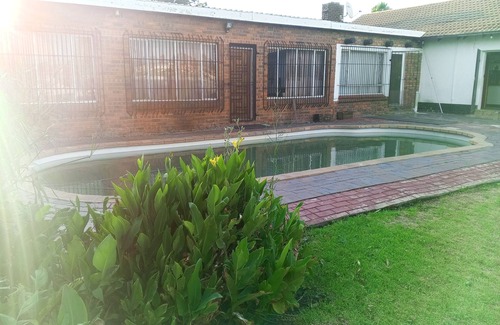 Germiston Cottage | Charming 3-bedroom cottage with AC and WiFi in enchanting Germiston