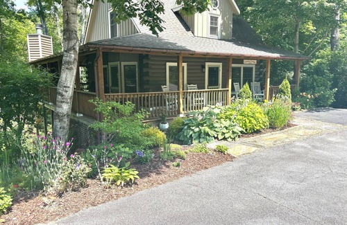 Cashiers Cottage | Charming 3-bedroom cottage Cashiers fiber WiFi w/1,200 sq ft outdoor space