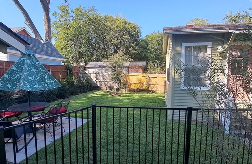 McKinney Cottage | Charming 3-bedroom cottage in McKinney with A/C three blocks from the square.