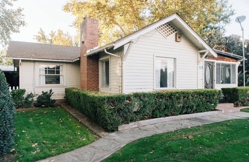 Ivanhoe Cottage | Charming 3-bedroom cottage with AC and WiFi minutes away from Sequoia Entrance.