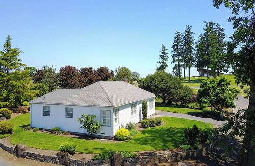 Dayton Cottage | Charming 3-bedroom cottage located at scenic winery.