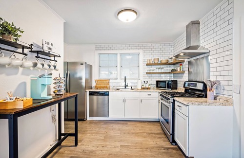 Mobile Cottage | Charming 3-bedroom cottage with AC in Mobile