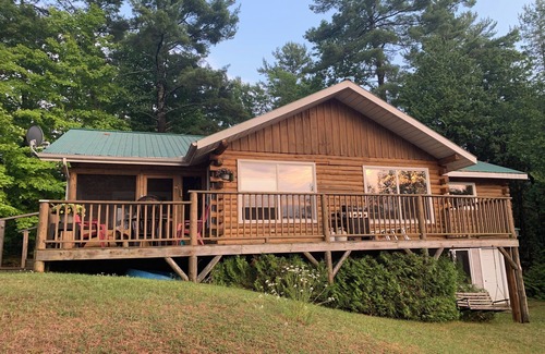 Arden Cottage | Charming 3-bedroom cottage/home overlooking Big Gull Lake in Central Frontenac
