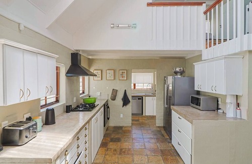Onrus Cottage | Charming 3-bedroom cottage in quaint Onrus with WiFi, AC