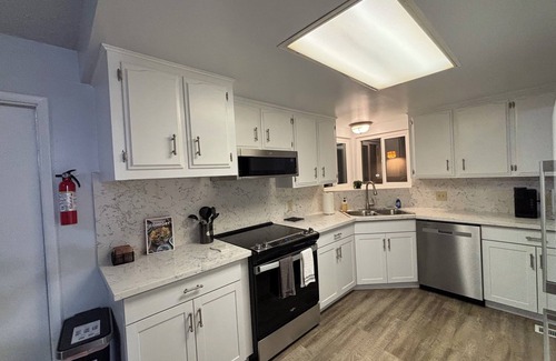 Raisin House | Charming 3-bedroom + Den house with AC and WiFi in awesome North Fresno.
