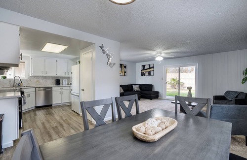 Raisin House | Charming 3-bedroom + Den house with AC and WiFi in awesome North Fresno.