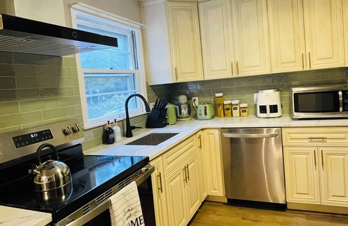 Princeton House | Charming 3-bedroom estate in Downtown Princeton with Free Parking