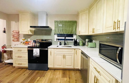 Princeton House | Charming 3-bedroom estate in Downtown Princeton with Free Parking