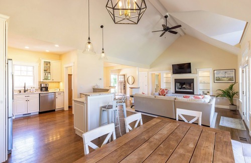 Tisbury House | Charming 3-bedroom family home with WiFi and AC in Vineyard Haven.