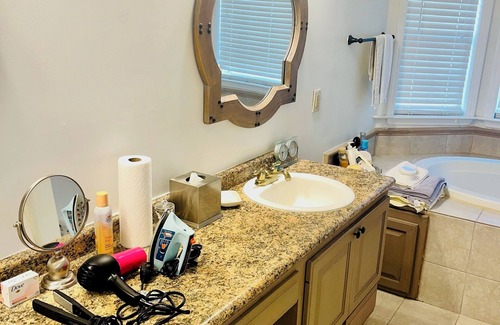 Valdosta Other | Charming 3-bedroom farmhouse in Valdosta with AC, WiFi, Jacuzzi Tub