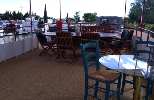 Bellegarde Boat Rental | Charming 3-bedroom house boat with AC, WiFi in beautiful Bellegarde