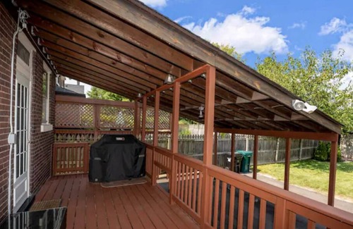 Oakley House | Charming 3 bedroom home, short walk to Oakley Square!