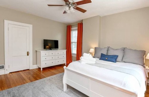 Oakley House | Charming 3 bedroom home, short walk to Oakley Square!