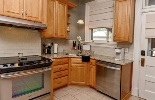 Oakley House | Charming 3 bedroom home, short walk to Oakley Square!