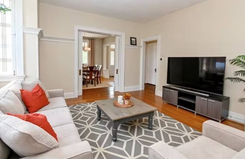 Oakley House | Charming 3 bedroom home, short walk to Oakley Square!