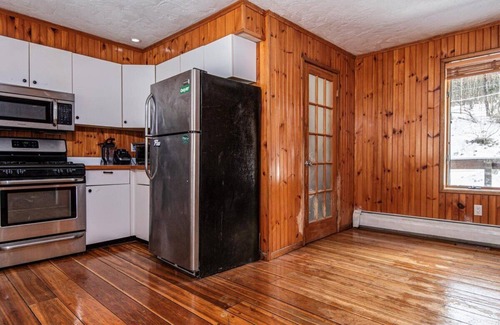 Killington House | Charming 3-bedroom house with WiFi, Hot tub, fitness room in Killington