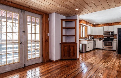 Killington House | Charming 3-bedroom house with WiFi, Hot tub, fitness room in Killington