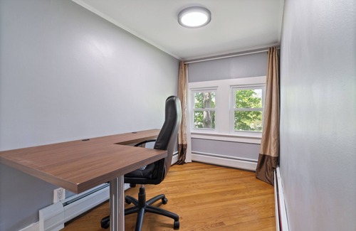 Ronkonkoma House | Charming 3-bedroom house with WiFi and AC in Ronkonkoma, Lake views.