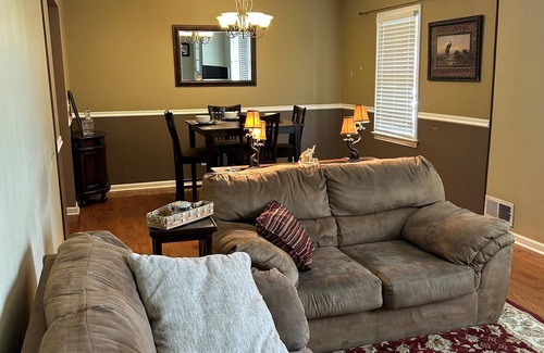 Tuscaloosa House | Charming 3-bedroom house with AC, WiFi in lovely Tuscaloosa-1 mile from campus