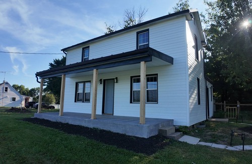 Winchester House | Charming 3-bedroom house with porch and yard in Winchester