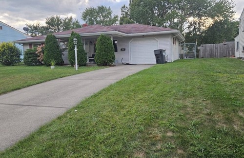 Austintown House | Charming 3-bedroom house with AC in Austintown. Smaller dogs are welcome.