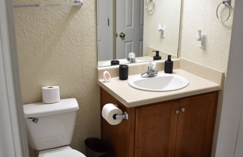 Country Club Estates House | Charming 3-bedroom house with AC and WiFi in Brunswick. Two night minimum stay.