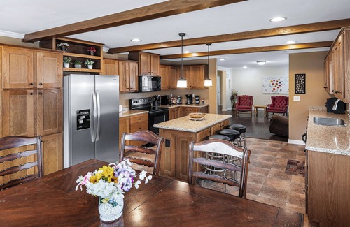Dandridge House | Charming 3-bedroom house with WiFi, AC in enchanting hold up to 10 guest