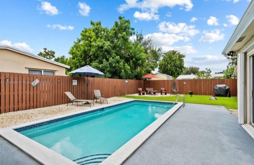 Driftwood House | Charming 3-bedroom house with AC and WiFi in Hollywood
