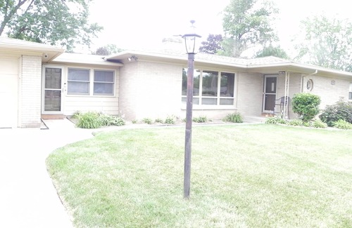 Parchment House | Charming 3-bedroom house with WiFi, AC in pleasant Kalamazoo