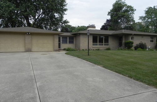 Parchment House | Charming 3-bedroom house with WiFi, AC in pleasant Kalamazoo