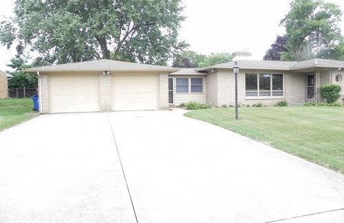 Parchment House | Charming 3-bedroom house with WiFi, AC in pleasant Kalamazoo