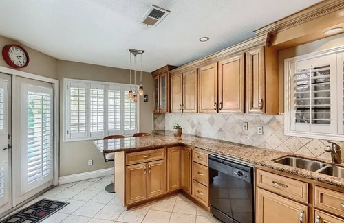Paradise Valley House | Charming 3-bedroom house in vibrant Las Vegas with WiFi, AC