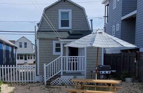 Manasquan House | Charming 3 bedroom house 2 blocks from Manasquan Beach. 5 BEACH BADGES INCLUDED