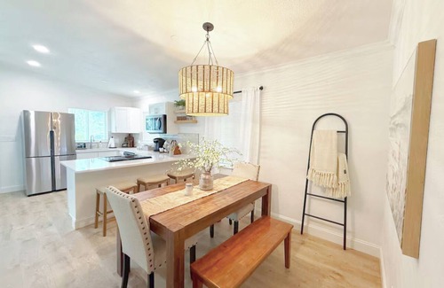 Tropic House | Charming 3-bedroom house with fitness room and AC in fabulous Melbourne