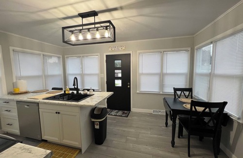 Milwaukee House | Charming 3-bedroom house with AC and WiFi in welcoming Milwaukee