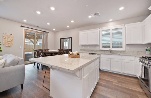 Roseville House | Charming 3-bedroom house with Hot Tub at the Sanctuary in West Roseville