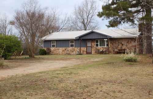 Yellville House | Charming 3-bedroom house with WiFi, AC in delightful Yellville