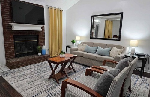 Ellendale House | Charming 3-bedroom Home - near BARTLETT-Comfortable & Convenient.