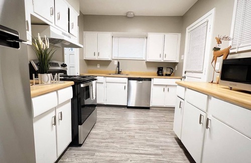 East Memphis House | Charming 3-Bedroom Home with Game Room, Spacious Backyard, and Outdoor BBQ