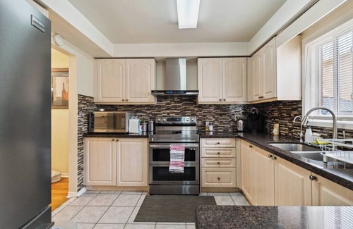 Brampton House | Charming 3-bedroom house in lovely Brampton with WiFi, AC